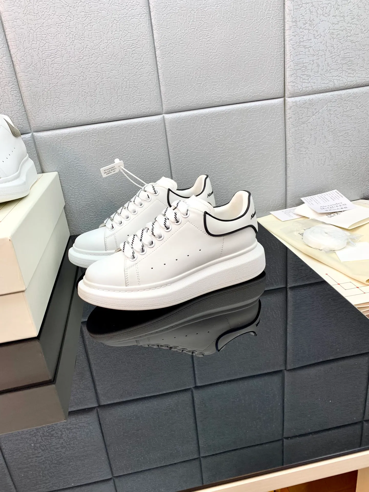 👟👟Ex-factory price 480👟👟 Women's Shoes Women's Clothing Women's Shoes Factory Women's Shoes Women's Clothes The latest McQueen white shoes original 1⃣: 1⃣ perfect reproduction ☑ Delivery of the latest counter full set of packaging 🎁Full range of colors and styles constantly updated🥳🥳 🔺Fabric: Customized original matte silk cowhide 🔺Inner lining: imported water-dyed sheepskin lining/original customized soft cowhide pad 🔺Feet: super clear high temperature air pressure logo➕soft latex pad 🔺Outsole: rubber T👟👟Ex-factory price U vacuum bottom/I👟👟Ex-factory price original foam bottom, thick bottom about 4cm